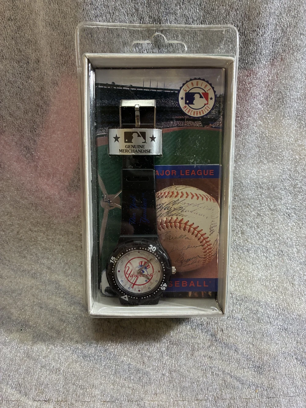 vintage 1995 New York Yankees analog watch